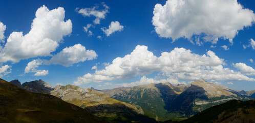 Obraz premium Panoramic mountain landscape in Spanish Pyrenees.