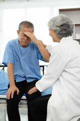 Obraz premium Concerned senior old patient, patient talks with healthcare professional.