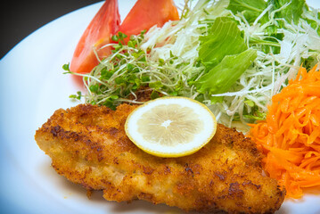 彩がきれいで美しい、洋風定食のようなチキンカツレツの晩ごはん