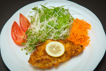 彩がきれいで美しい、洋風定食のようなチキンカツレツの晩ごはん