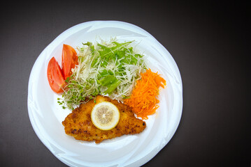 彩がきれいで美しい、洋風定食のようなチキンカツレツの晩ごはん