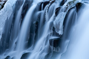 厳冬期に凍てつく滝の流れ4