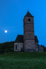 Fototapeta na wymiar Kirche St. Kathrein, Hafling bei Meran, Südtirol, am frühen Morgen