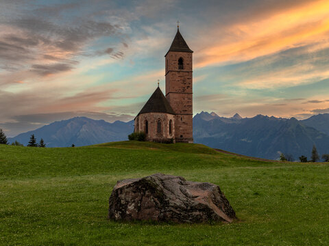 Morgend&auml;mmerung &uuml;ber der Kirche St. Kathrein, Hafling bei Meran, S&uuml;dtirol