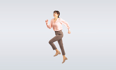 ジャンプするミドル女性（切り抜き背景透過PNGも販売しております。作成者リンクから「PNG」で検索してください）