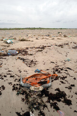 Fototapeta na wymiar Une plage polluée par les plastiques sur la côte atlantique africaine au Sénégal