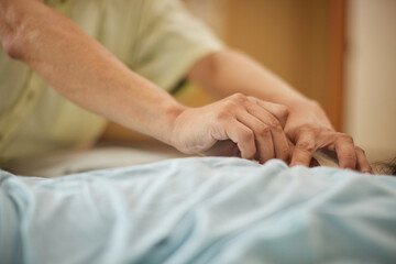 患者をマッサージ治療している医者の両手のアップ写真