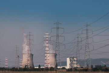site industriel: centrale nucléaire produisant de l'énergie électrique grâce à ses réacteurs...