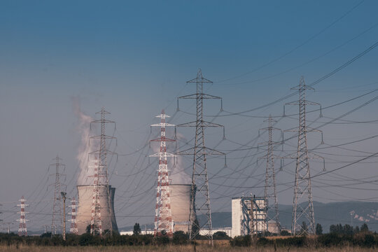 site industriel: centrale nucléaire produisant de l'énergie électrique grâce à ses réacteurs nucléaires