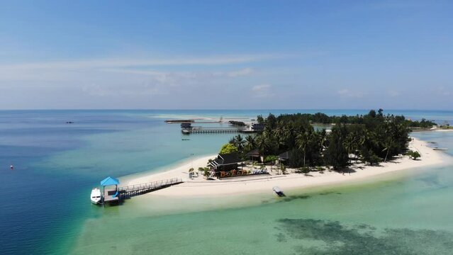 the blue sea water in the islands