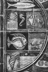 Sculpture en relief sur un mur - Décoration en céramique avec des motifs naturels