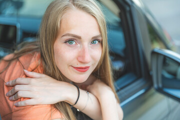 Une jolie blonde à le fenêtre du van 