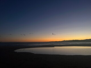 Paisaje anaranjado quando llega la noche 