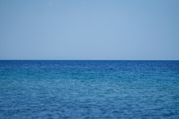 Fototapeta na wymiar the horizon line. the horizon line marked by the sea. landscape.