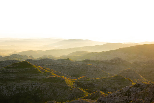 capas coloridas de la monta&ntilde;a por la luz del atardecer
