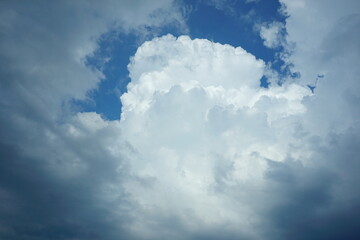 雲の間を抜けると向こうは青空