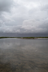 La lagune de Joal un jour d'orage au Sénégal en Afrique occidentale