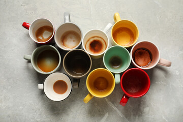 Obraz na płótnie Canvas Many dirty cups after different coffee drinks on light grey marble table, flat lay