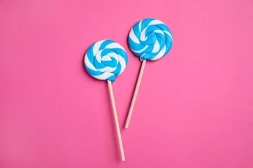 Foto op Aluminium Sticks with bright lollipops on pink background, flat lay © New Africa