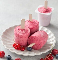 refreshing yogurt berries popsicles