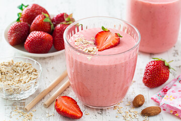 vegan dairy free strawberry smoothie - 647245668