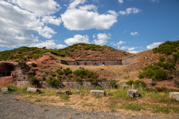 Montagne avec une ancienne caserne militaire