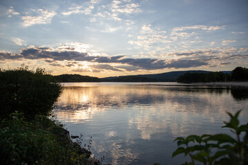 Fototapeta na wymiar Coucher de soleil sur un lac