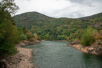 Paysage de montagne avec un lac