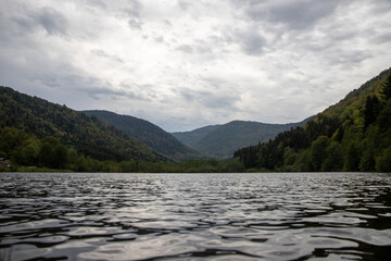 Paysage de montagne avec un lac