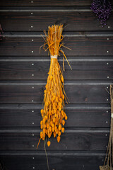 Fagot de paille acroché au mur