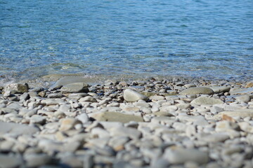 灰色の海岸と青い海