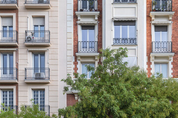 Fototapeta na wymiar building facades in Madrid city center