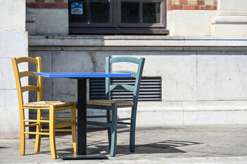Fototapeta na wymiar table chaises restaurant bar horeca couleur ete terrasse