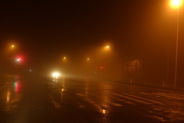 霧の濃い夜の道路