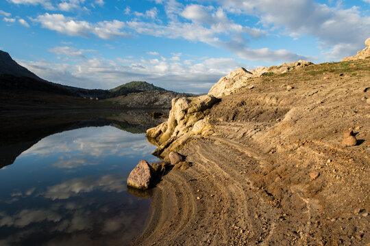 leerer Stausee, Diga Temo, Sardinien