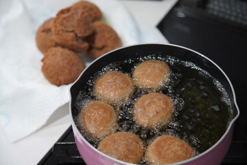 ココア味のサーターアンダギーを作る様子