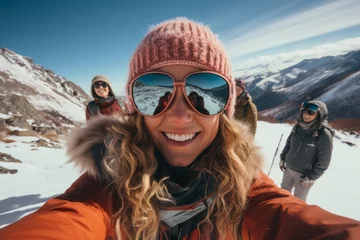 Poster Chicas jóvenes sonrientes en la montaña nevada de vacaciones.  © Carmen Martín J.