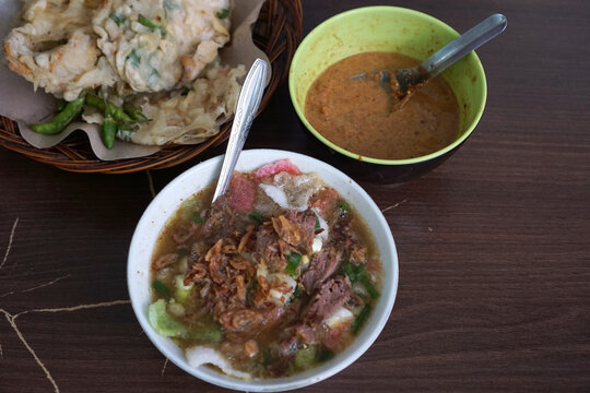 Sroto is the name for soto in the Banyumas version. The characteristic of Sroto Sokaraja is the use of peanut and ketupat chili sauce, vermicelli, spring onions, crackers, shredded chicken or beef.