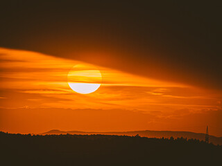Sonnenuntergang über sanfter Hügelkette