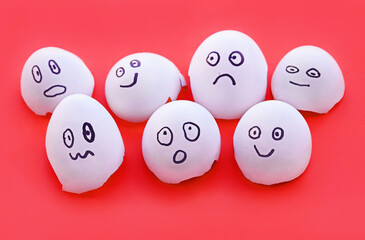 Eierschalen mit aufgemalten Gesichtern mit verschiedenen Emotionen