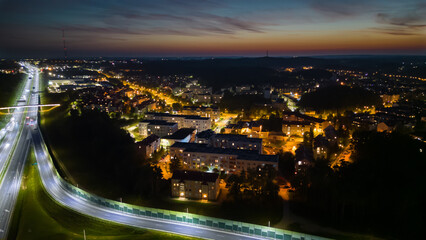 Widok z lotu ptaka miasta Gdynia podczas zachodu słońca, zdjęcia zrobione dronem, neony światła nocnego miasta i ulic - obrazy, fototapety, plakaty