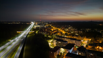 Widok z lotu ptaka miasta Gdynia podczas zachodu słońca, zdjęcia zrobione dronem, neony światła nocnego miasta i ulic - obrazy, fototapety, plakaty