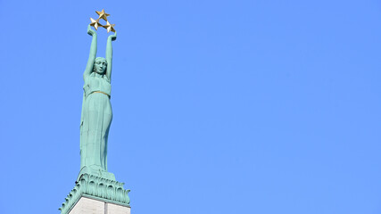 Statua "Alegoria Wolności" na kolumnie pomnika wolności w Rydze na Łotwie