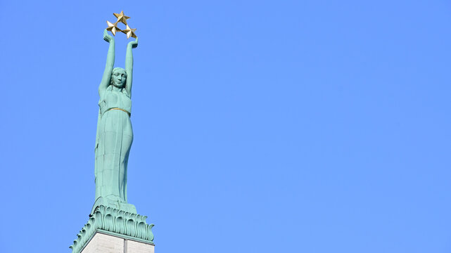 Statua "Alegoria Wolności" na kolumnie pomnika wolności w Rydze na Łotwie
