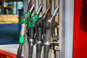 Stacja benzynowa z dystrybutorem paliwa.  - obrazy, fototapety, plakaty
