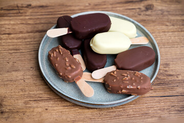 Ice cream sticks with chocolate and almonds