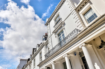 Obraz premium London, England - July 11, 2023: Walk up apartment buildings in Mayfair and Knightsbridge seen from the street in London 