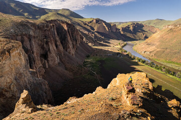 Hiking the Owyhee river canyon
