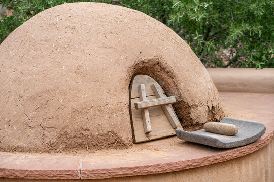 Dome Shaped Earthen Clay Horno Oven with Grinding Stone