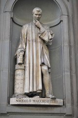 Obraz premium Statue of Italian Renaissance diplomat and writer Niccolo Machiavelli outside the Uffizi Gallery in Florence, Italy. Father of Modern Political Science.